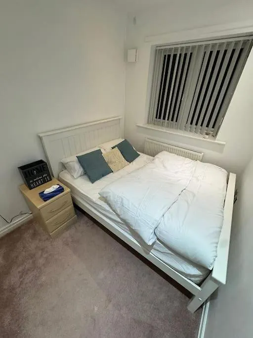 Modern Two Bedroom Apartment - Sleeps 4 - Spacious Liverpool
