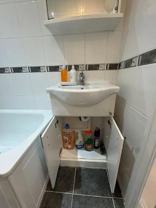 Modern Two Bedroom Apartment - Sleeps 4 - Spacious Liverpool