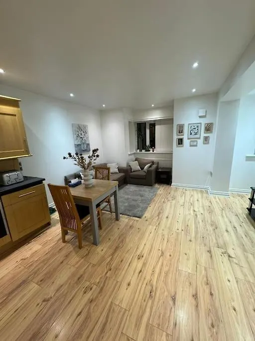 Modern Two Bedroom Apartment - Sleeps 4 - Spacious Liverpool