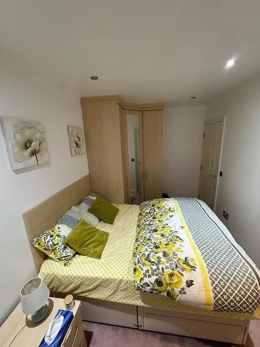 Modern Two Bedroom Apartment - Sleeps 4 - Spacious Liverpool