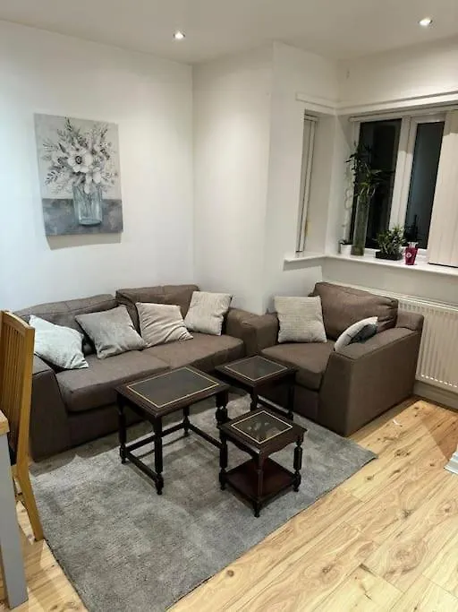 Modern Two Bedroom Apartment - Sleeps 4 - Spacious Liverpool