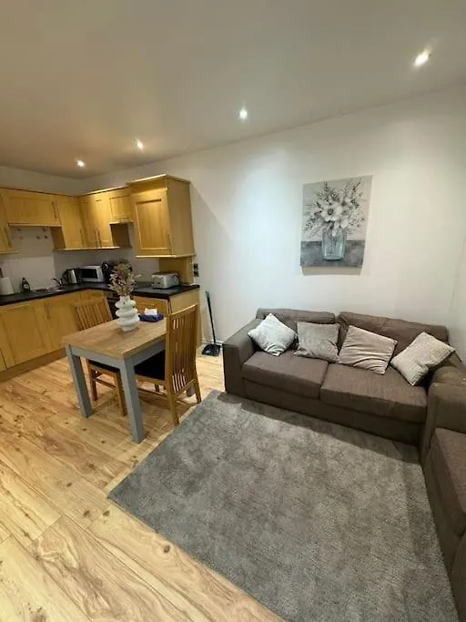 Modern Two Bedroom Apartment - Sleeps 4 - Spacious location